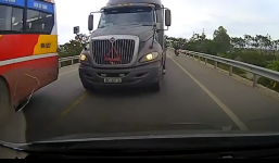 'Xế hộp' đánh lái tránh đấu đầu xe container đi sai làn